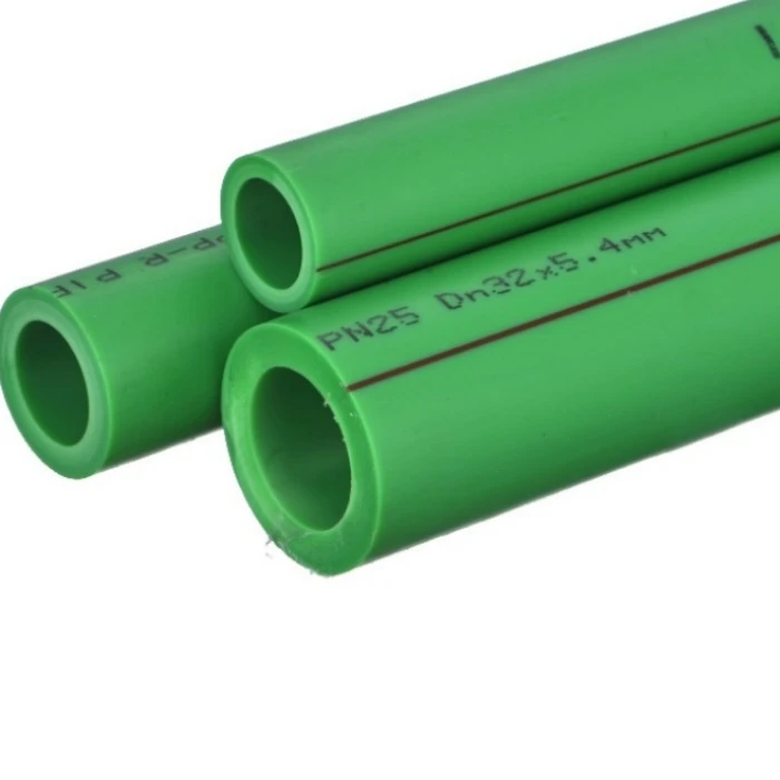 Tubo PPR verde impresso com PN25 DN32 x 5,4 mm mostrando como ler classe de pressão, diâmetro externo e espessura da parede